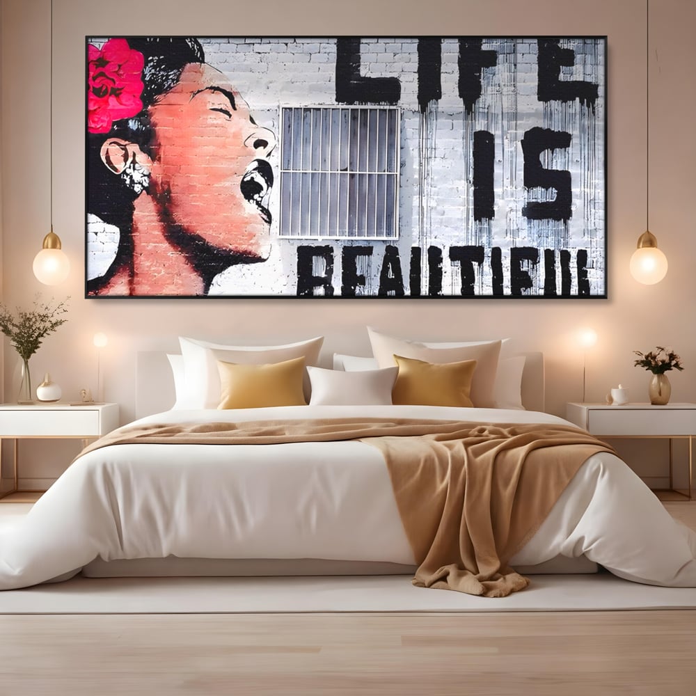 Tablou canvas cu tablou canvas cu femeie si graffiti, in rama de aluminiu negru, pe perete intr-un dormitor